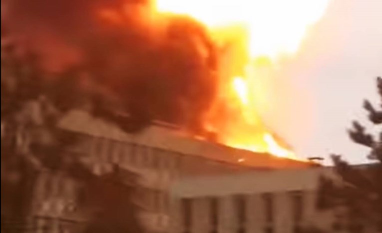 VIDEO Evakuirano francusko sveučilište, izbio ogroman požar na krovu zgrade